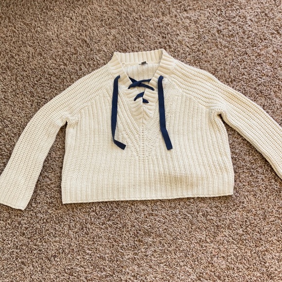 aerie Sweaters - Aerie cable knit cropped cream colored  sweater with lace up v-neck sz xS
